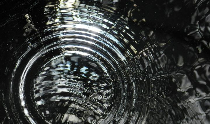 Vibration, reflets sombres sur l'eau